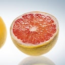 El pomelo se caracteriza por tener menos calorías que otros cítricos. Foto: Getty images.