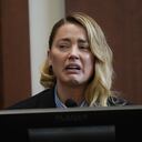 La actriz Amber Heard testifica sobre la supuesta primera vez que su exesposo, el actor Johnny Depp, la golpeó.