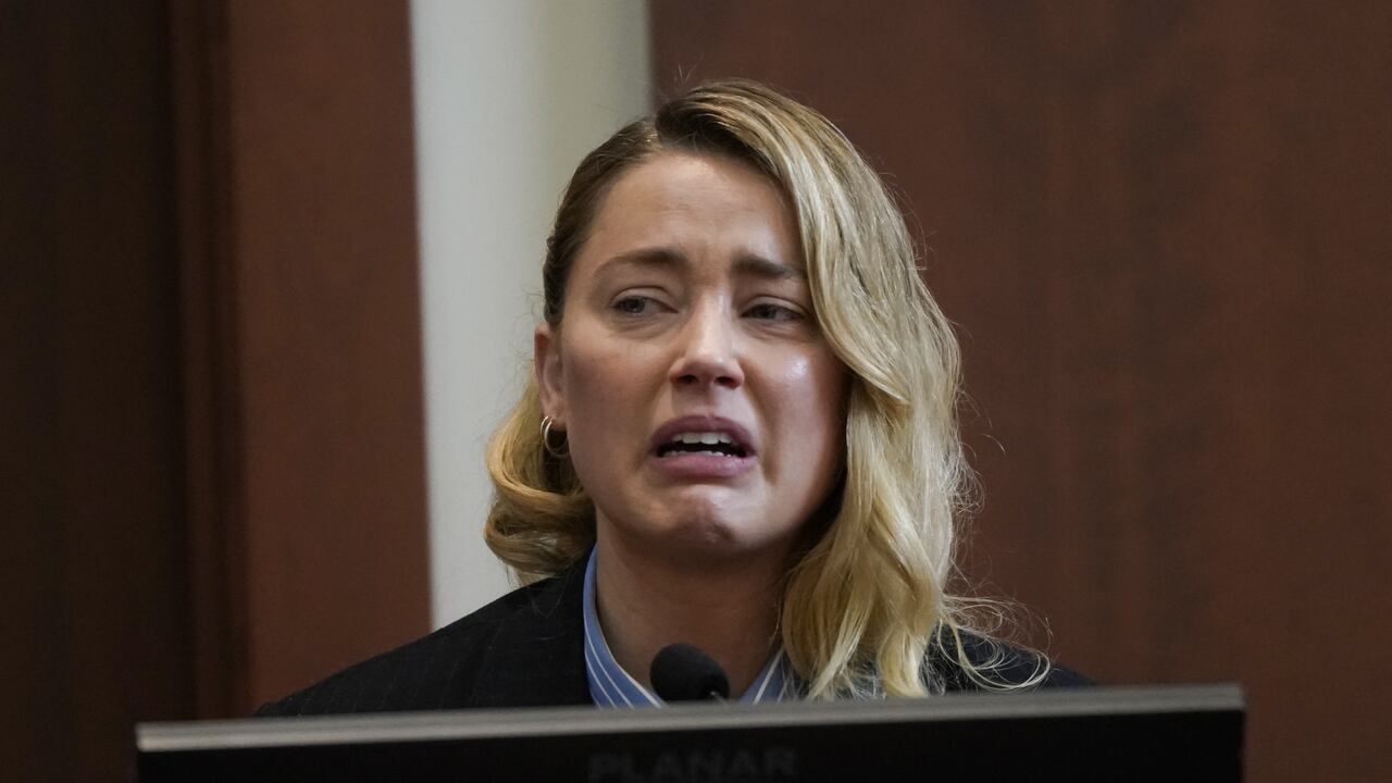 La actriz Amber Heard testificando