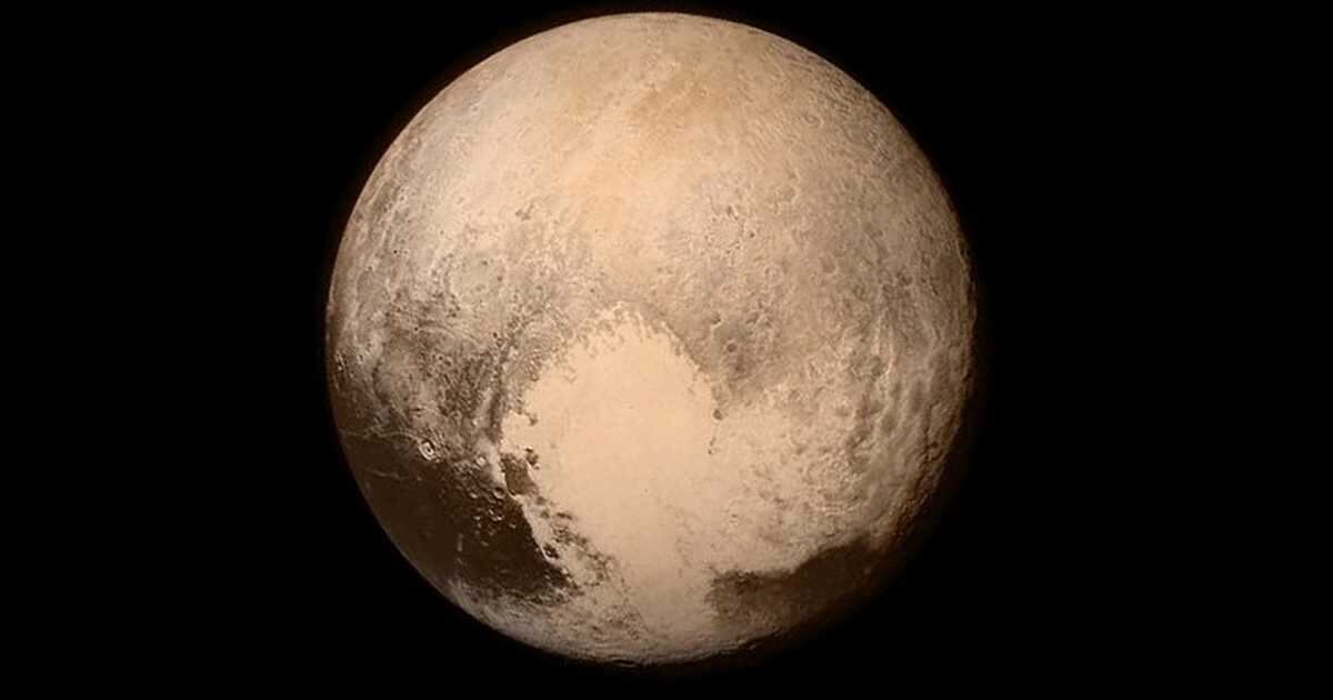 Una de estas estructuras, el Monte Wright, de unos 5 km de alto y 150 km de diámetro, tiene un volumen similar a uno de los mayores volcanes terrestres, el Mauna Loa, en Hawái.