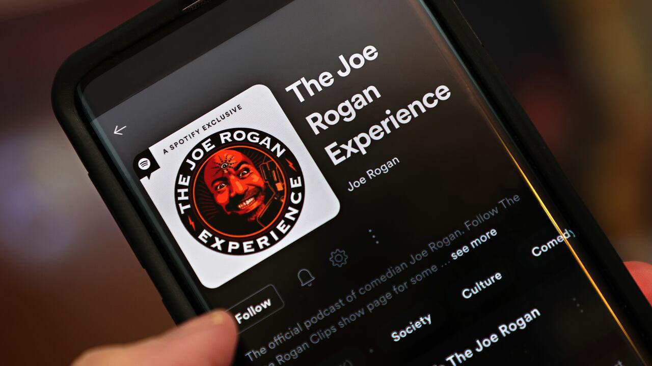 Varios artistas retiraron recientemente su música de Spotify en protesta por alojar el podcast de Joe Rogan.