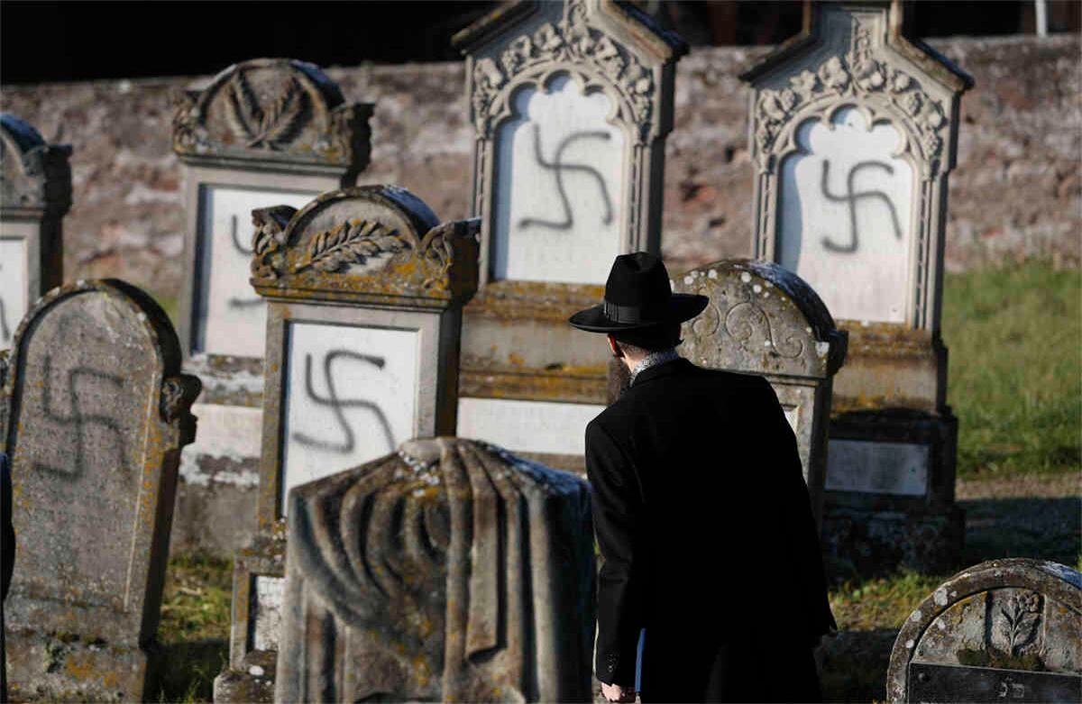 El rabino jefe de Estrasburgo, Harold Abraham Weill, observa las más de cien tumbas vandalizadas en el cementerio judío de Westhoffen, al oeste de la ciudad de Estrasburgo, este de Francia, el miércoles 4 de diciembre de 2019. (Foto: AP / Jean-Francois Badias)