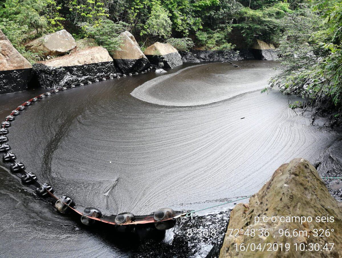 Las aguas cristalinas del balneario Pozo Azul, en el Catatumbo, desaparecieron por cuenta de un derrame de crudo provocado por un ataque al oleoducto Caño Limón-Coveñas.