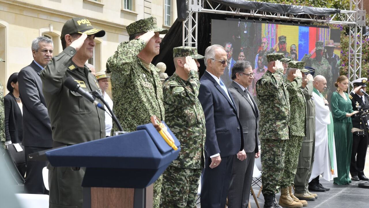 Presidente Gustavo Petro y la cúpula militar.