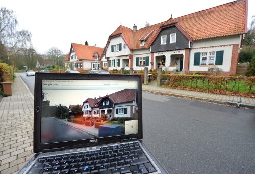 Un ordenador portátil muestra la fotografía tomada por Google Street View de la calle en la que está tomada la imagen.