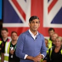 "Hoy, el poder cambia de manos, de manera pacífica y ordenada con buena voluntad de todas las partes", dijo Sunak, que logró conservar su escaño en el Parlamento, al imponerse en su circunscripción de Richmond, en el norte de Inglaterra, cuando algunas encuestas ponían en duda que conservara el lugar en la Cámara de los Comunes. (Photo by Dan Kitwood/Getty Images)