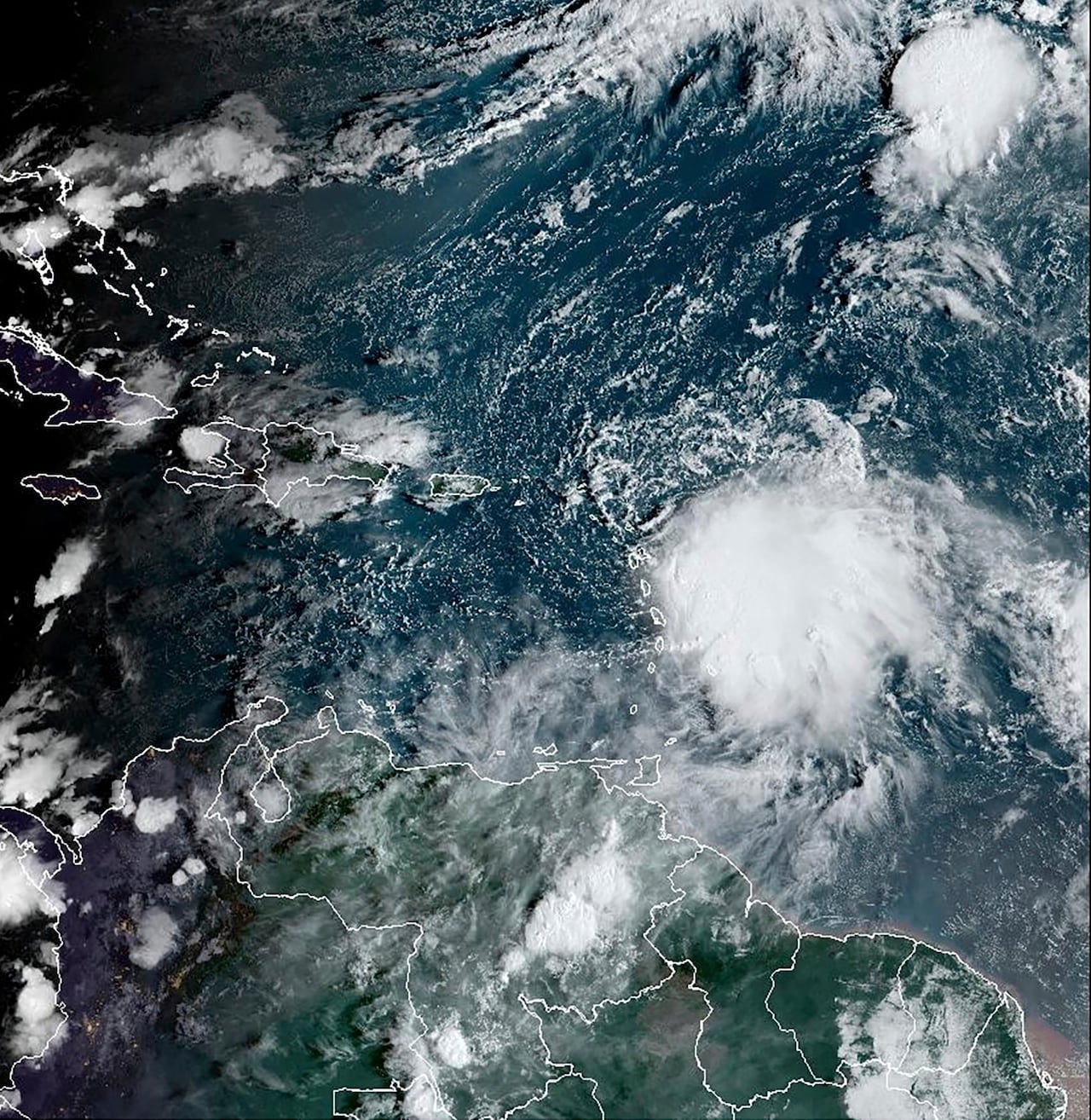El meteoro perdió algo de fuerza tras azotar las Bermudas el viernes y avanzar hacia el norte, a aguas más frías.