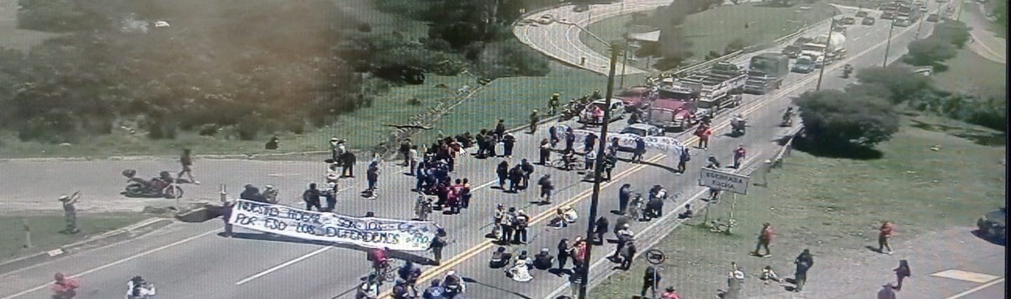 El bloqueo se registra específicamente en el kilómetro 0+300 de la vía al Llano, en la localidad de Usme.