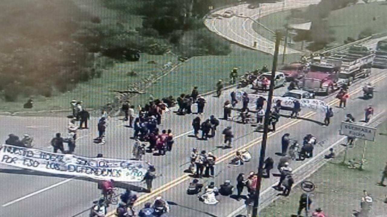 El bloqueo se registra específicamente en el kilómetro 0+300 de la vía al Llano, en la localidad de Usme.