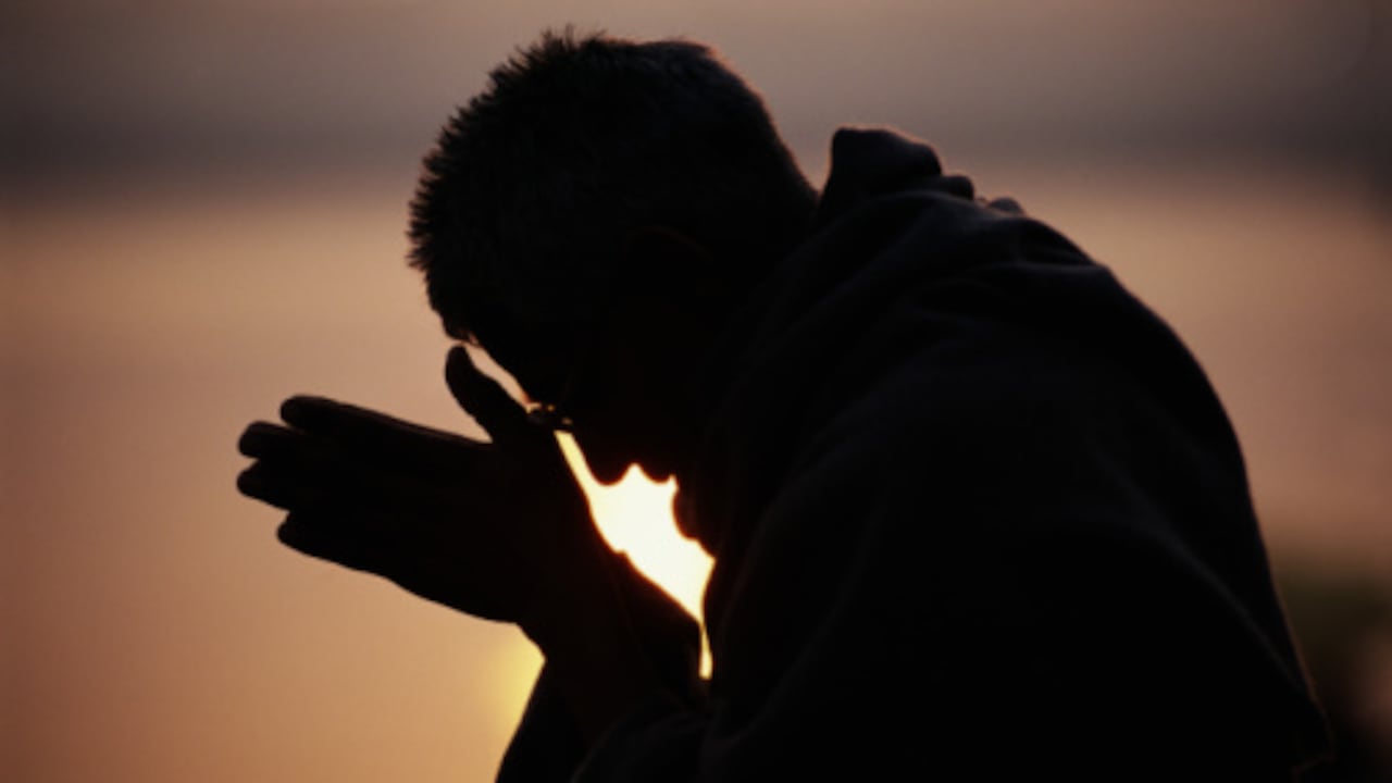 Orar es el acto de hablar con Dios u otros seres en los que las personas suelen creer.