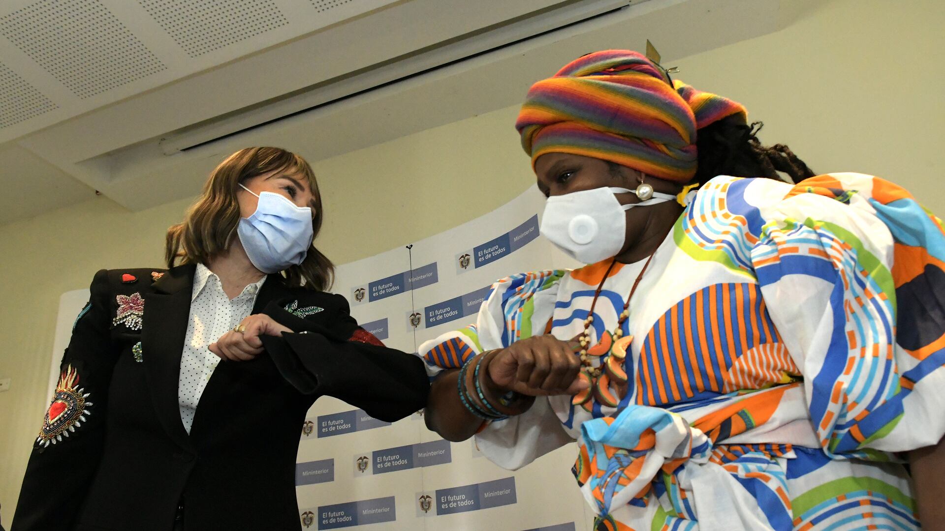 La Ministra del Interior, Alicia Arango Olmos, saluda a la lideresa y autoridad afrocolombiana Savigne Copete, durante la presentación de la Escuela de Formación de Líderes Sociales.