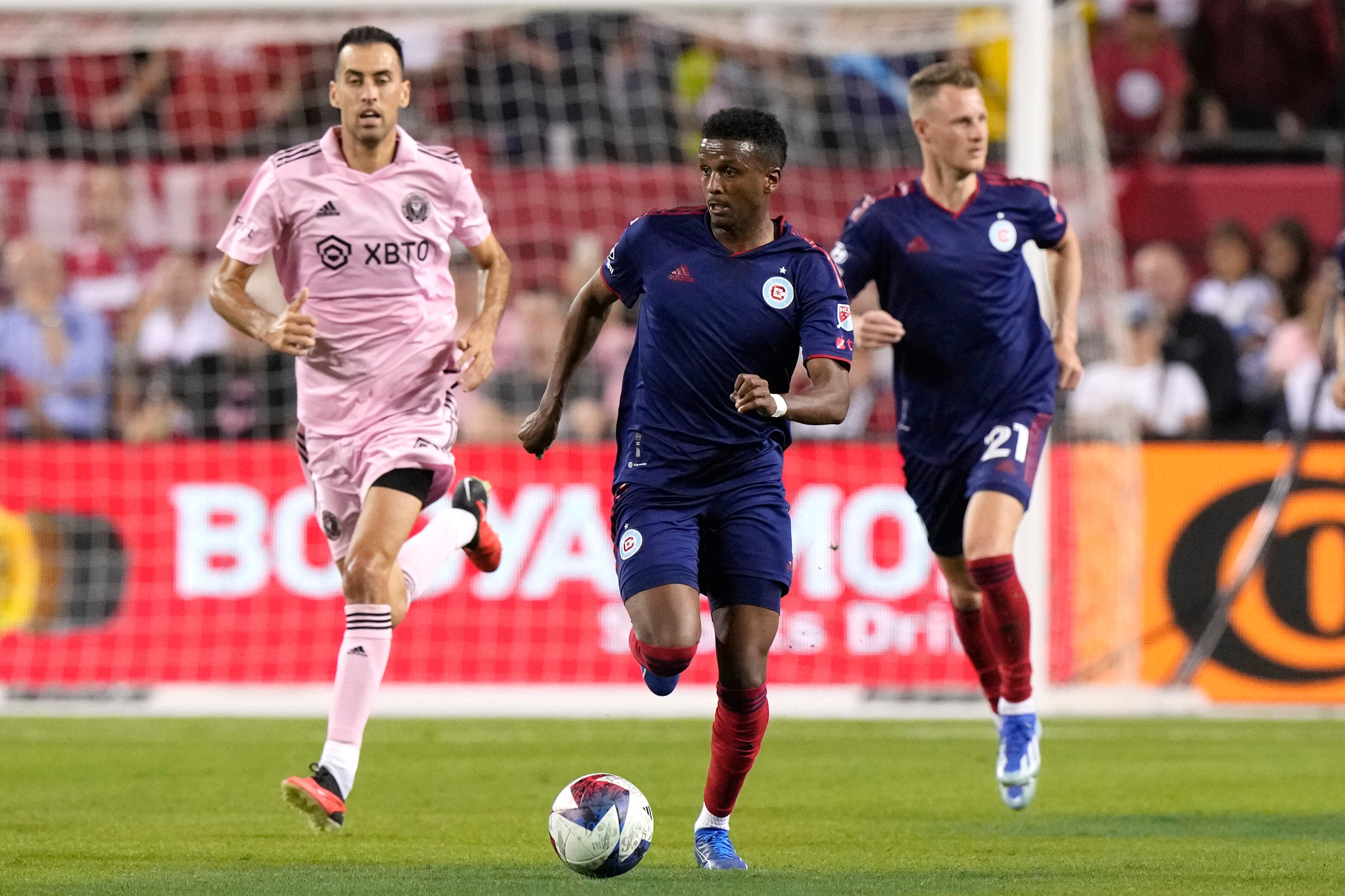 El mediocampista del Chicago Fire Maren Haile-Selassie, centro, busca pasar el balón durante la segunda mitad del partido de fútbol de la MLS del equipo contra el Inter Miami en Chicago, el miércoles 4 de octubre de 2023. (Foto AP/Nam Y. Huh)