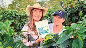 María Yineth Morales Barreto, fundadora de la marca de café Tres Marías, junto a su madre.