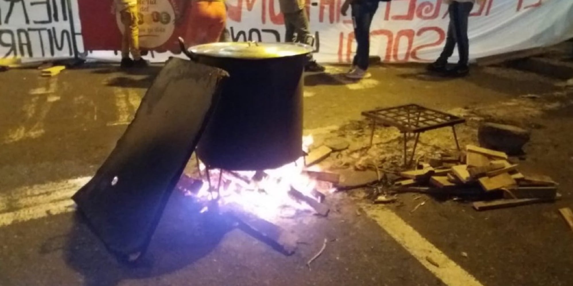 Esta es la calle de Cali que cerraron indígenas quienes piden vivienda tras supuesto desalojo de sus comunidades.