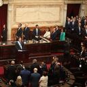 El presidente de Argentina, Javier Milei (centro), escucha el himno nacional antes de la presentación de la propuesta de presupuesto para 2025 al Congreso en Buenos Aires el 15 de septiembre de 2024. (Foto de ALEJANDRO PAGNI / AFP)
