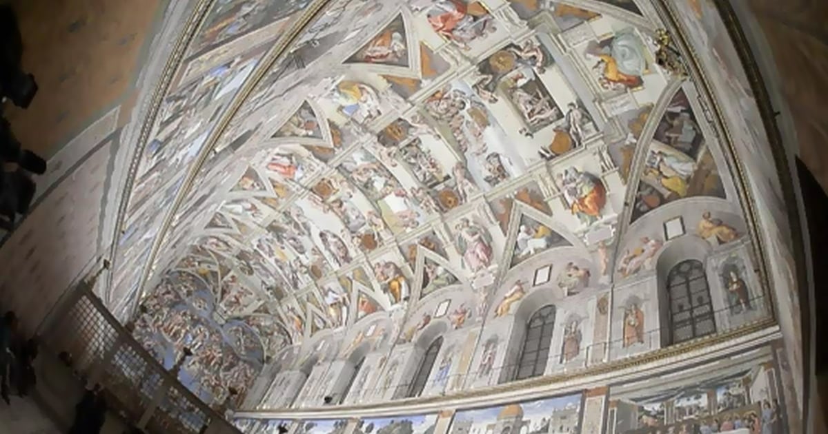 La votación para elegir al papa ocurre en la Capilla Sixtina.