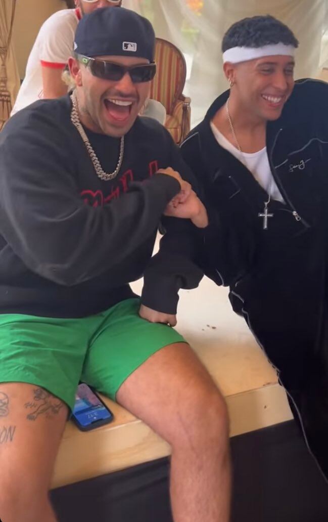 El cantante habría puesto a Karol G en su fondo de pantalla