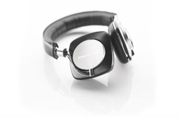 Si le gusta escuchar música a todo volumen, pero le da pena que el carro parezca una discoteca, lo invitamos a use unos cómodos audífonos marca Bowers & Wilkins. Los puede conseguir en Amazon. 