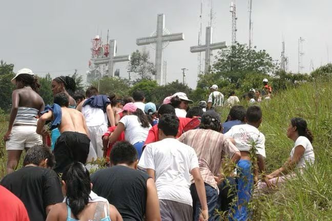 Al cerro de las tres cruces se sube por lo menos una vez en la vida.
