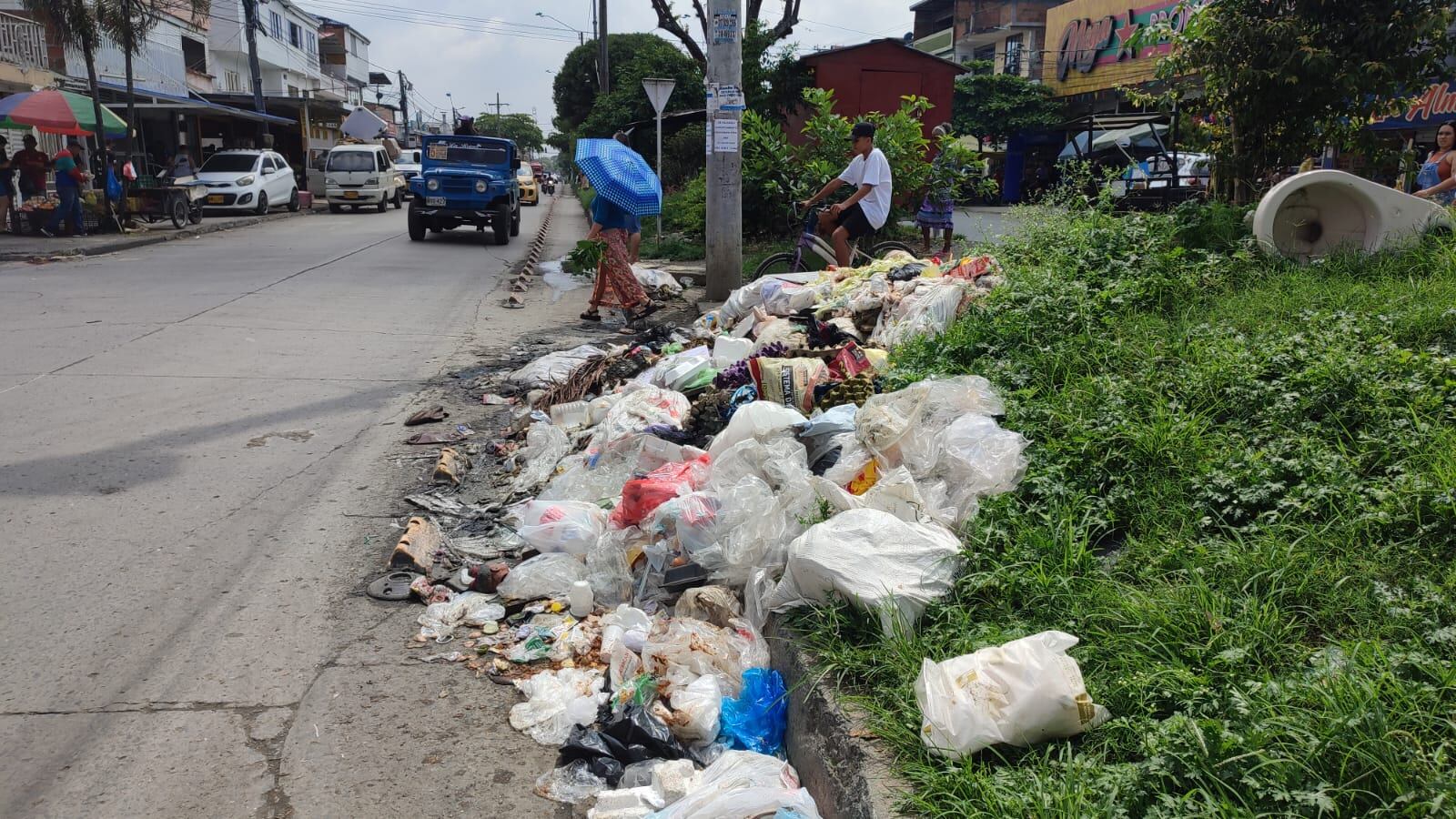 Residentes advierten que el arrojo de residuos y escombros en el separador vial se ha convertido en una práctica habitual en este sector del Distrito de Aguablanca.