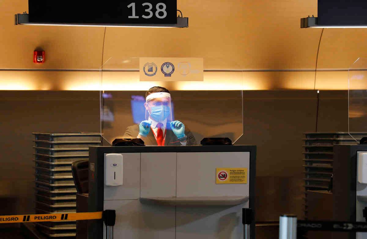 Se debe dar cumplimiento a todos los protocolos de bioseguridad tanto por parte de los trabajadores como de los viajeros, y que incluyen el lavado de manos permanente, distanciamiento físico, evitar aglomeraciones y uso permanente y correcto de tapabocas. Foto: Guillermo Torres/SEMANA