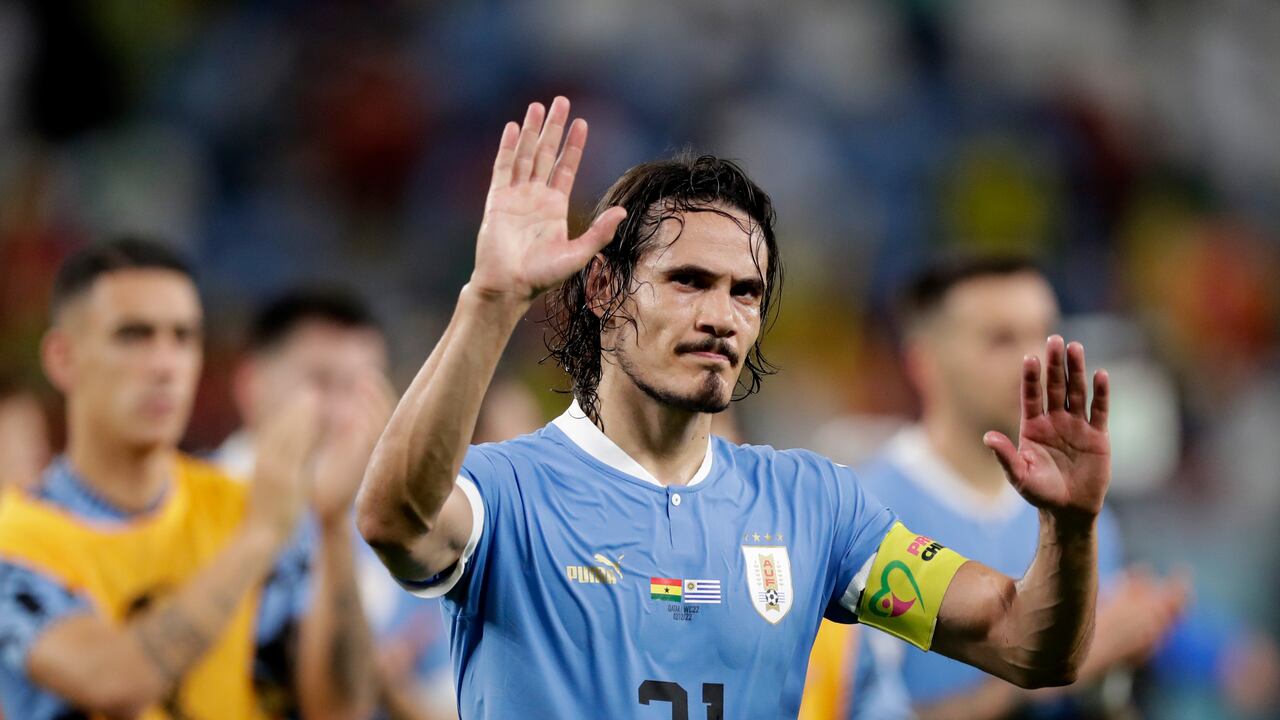 AL WAKRAH, QATAR - DECEMBER 2: Edinson Cavani of Uruguay disappointed during the World Cup match between Ghana v Uruguay at the Al Janoub Stadium on December 2, 2022 in Al Wakrah Qatar (Photo by Dale MacMillan/Soccrates/Getty Images)
