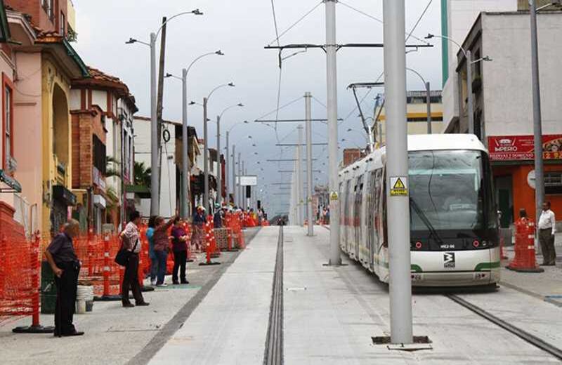 Los paisas celebraron la llegada del nuevo medio de transporte.  / Reportaje gráfico: Pablo Andrés Monsalve