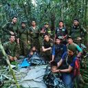 Grupo de rescatistas junto a los cuatro niños en la selva del Guaviare.