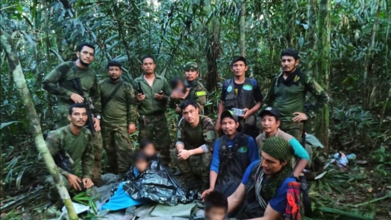 Grupo de rescatistas junto a los cuatro niños en la selva del Guaviare.