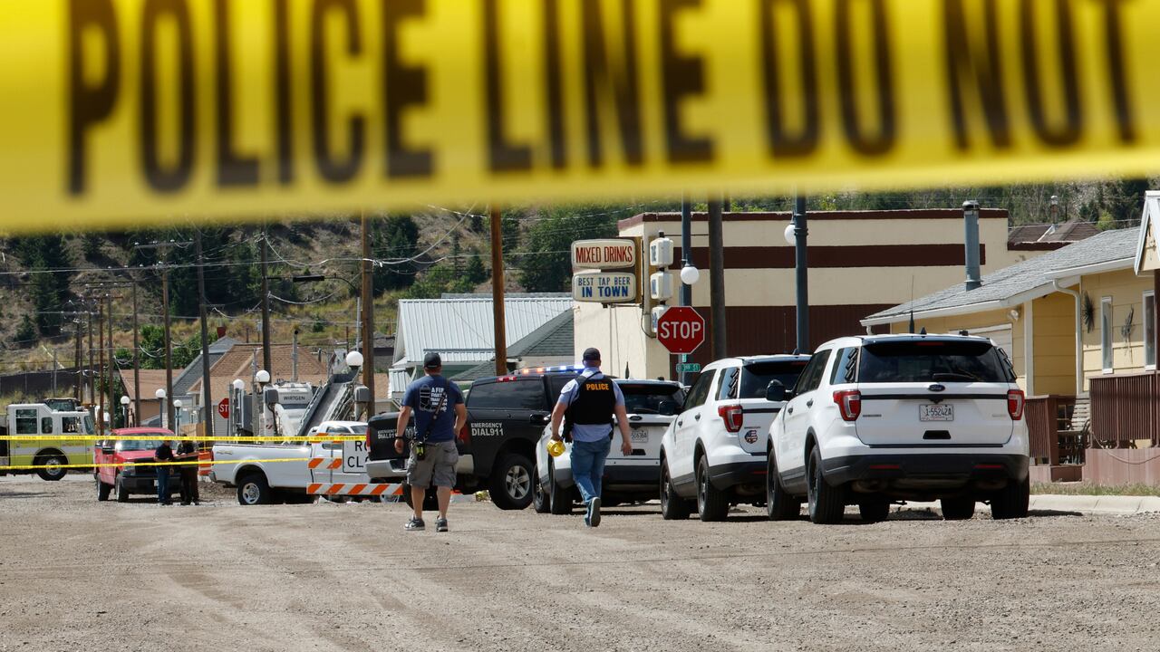 Policías y otros miembros del personal de emergencias tras un tiroteo registrado en Anaconda, Montana