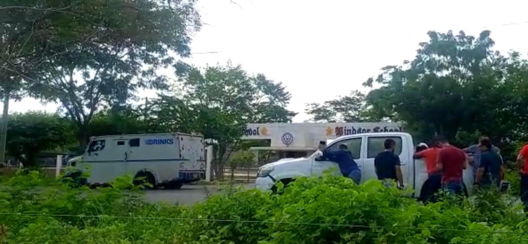 La vía permanece cerrada mientras se adelante este operativo.