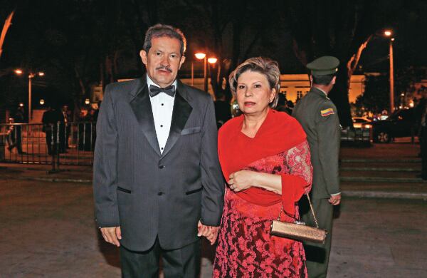 El vicepresidente Angelino Garzón, quien anunció que se lanzará a la Alcaldía de Bogotá o a la de Cali, asistió con su esposa Monserrat.