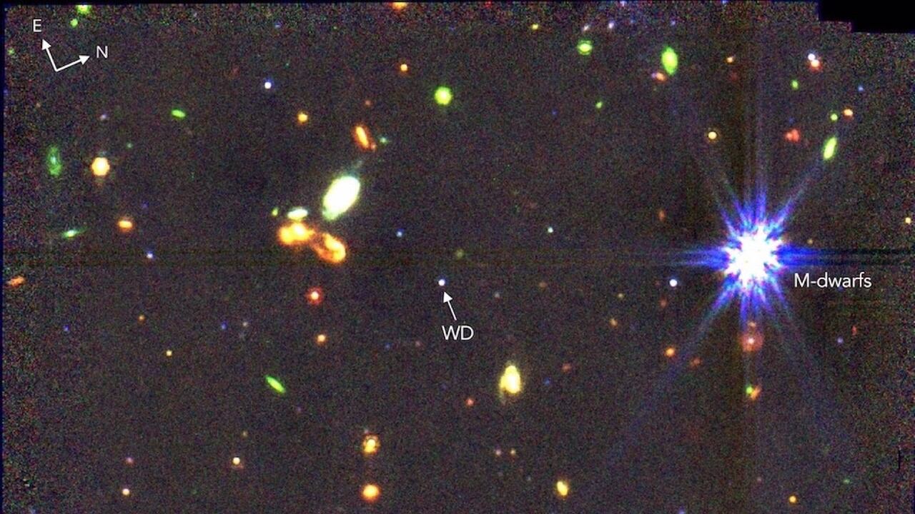 La Enana Blanca WD 1856+534, que se muestra en el centro de esta imagen, alberga un exoplaneta a una distancia orbital de solo 0,02 Ua.