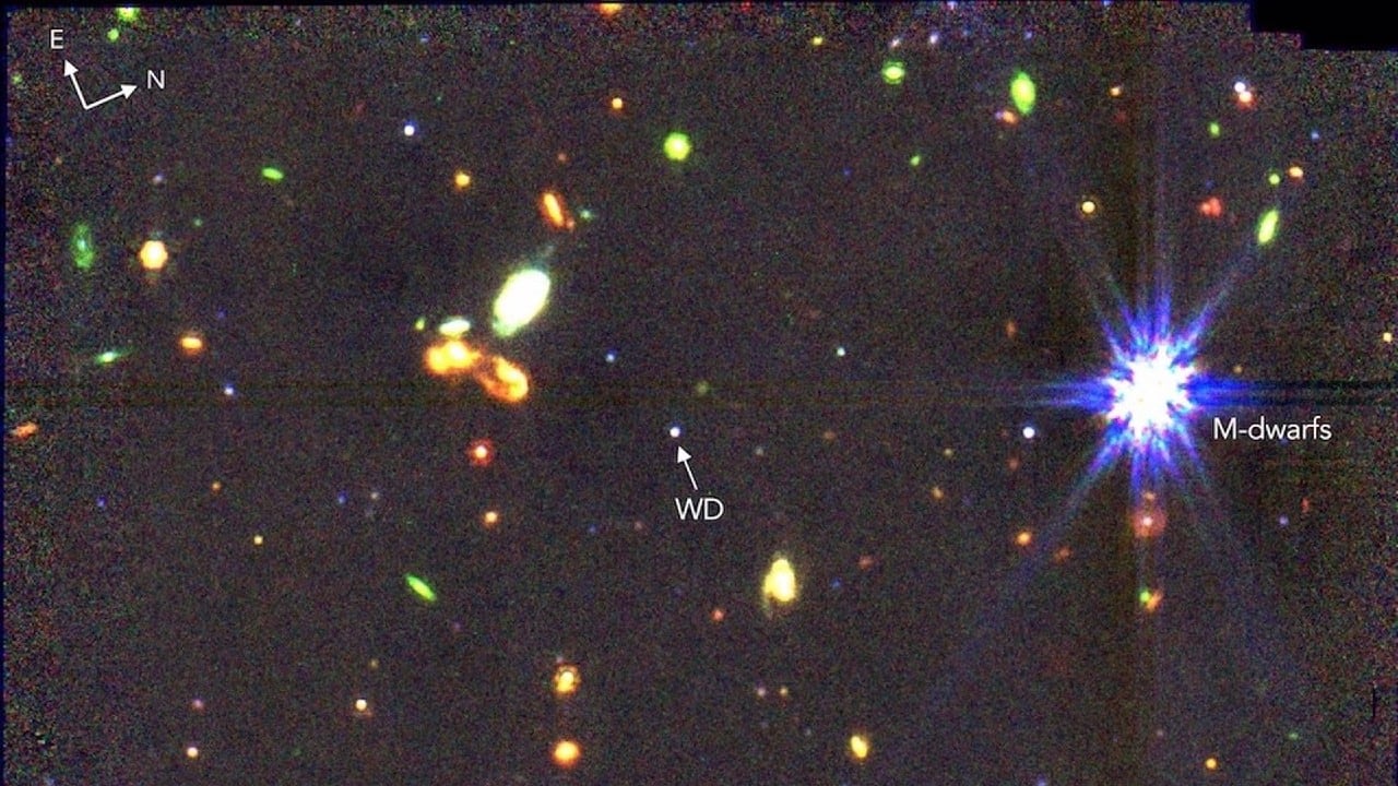 La Enana Blanca WD 1856+534, que se muestra en el centro de esta imagen, alberga un exoplaneta a una distancia orbital de solo 0,02 Ua.