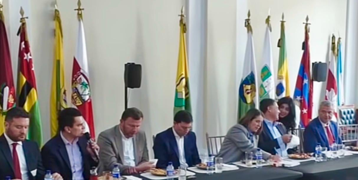 Paloma Valencia en reunión con miembros del Partido Liberal.