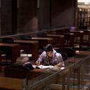 Foto de referencia sobre una persona estudiando