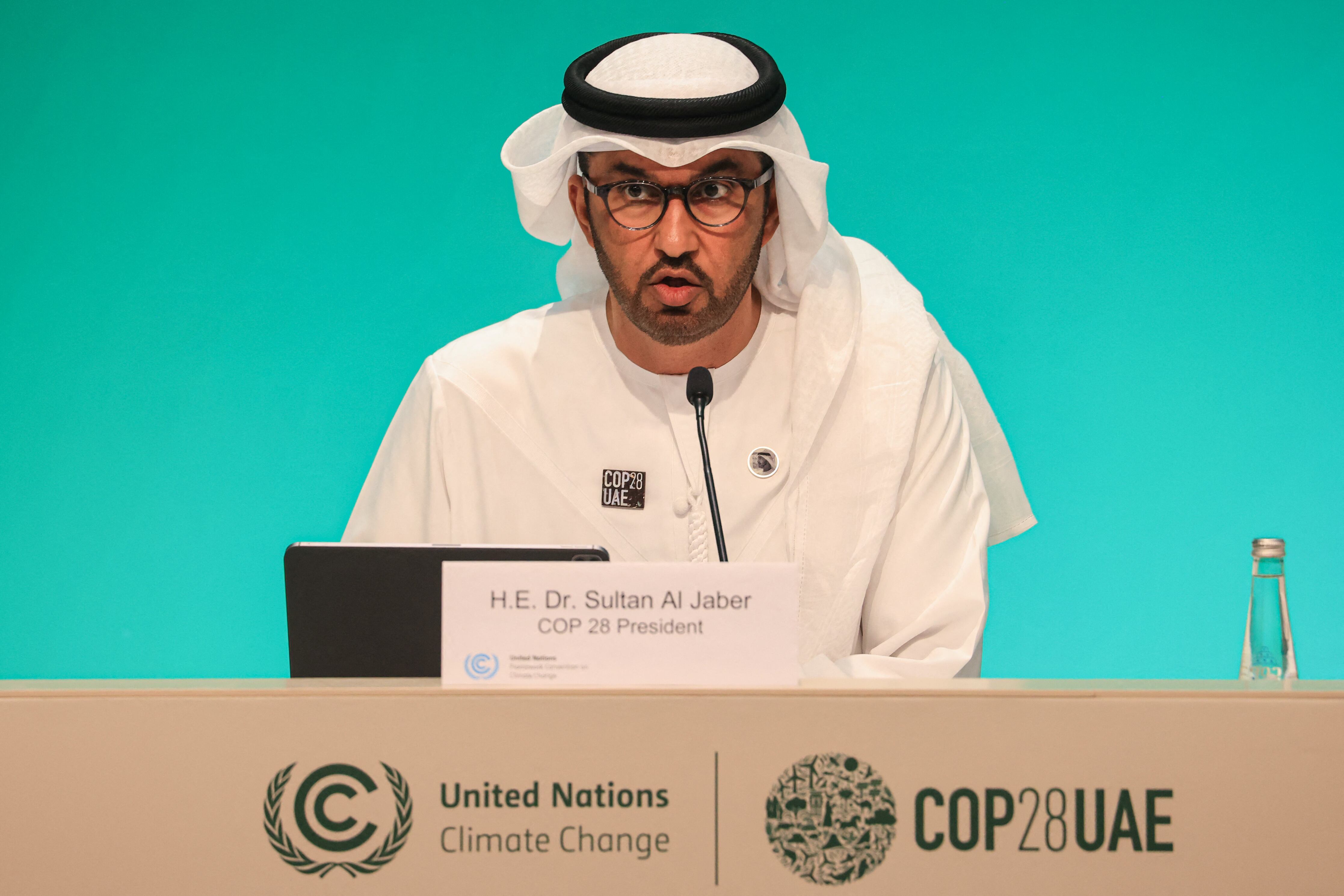 El presidente de la COP28, Sultan Ahmed Al Jaber, habla durante una conferencia de prensa en la cumbre climática de las Naciones Unidas en Dubai el 4 de diciembre de 2023.