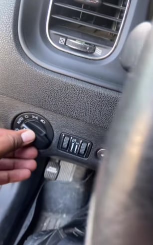 Un video en TikTok volvió viral la reacción de un policía que comprobó un truco que vio en la red social.