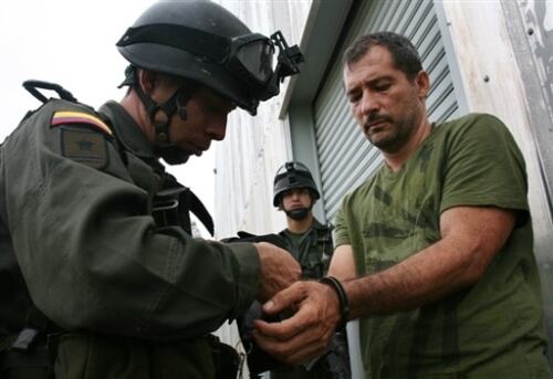 La Policía cerró el círculo en torno a los dos narcotraficantes más buscados en Colombia, al capturar este viernes a Miguel Ángel Mejía Múnera tres días después de dar muerte a su hermano gemelo Víctor Manuel, jefes de la banda Los Mellizos, reclamados por Estados Unidos.
