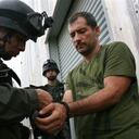 La Policía cerró el círculo en torno a los dos narcotraficantes más buscados en Colombia, al capturar este viernes a Miguel Angel Mejía Múnera tres días después de dar muerte a su hermano gemelo Víctor Manuel, jefes de la banda Los Mellizos, reclamados por Estados Unidos.
Alias "El Loco", por quien Washington ofrecía US$5 millones al igual que por su hermano, fue detenido en la madruga en el municipio de Honda, Tolima. Miguel Angel fue arrestado por agentes de la Policía Judicial (Dijin) junto con al menos dos guardaespaldas.