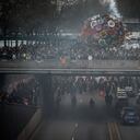 Los manifestantes se paran en la carretera durante una manifestación en Lyon, centro de Francia, el jueves 23 de marzo de 2023. (AP Photo/Laurent Cipriani)