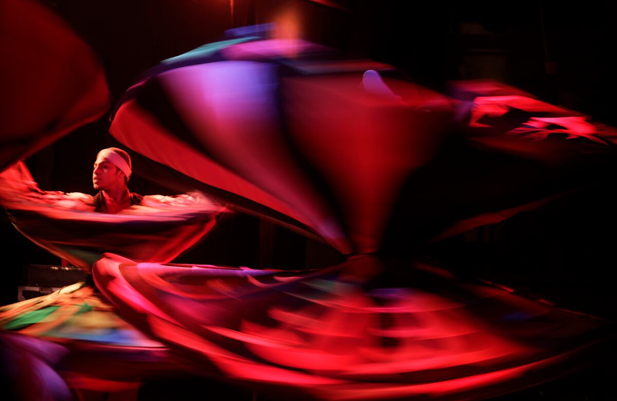 Los Derviches giradores de Egipto bailan el Tanoura durante una ceremonia en El Cairo. (AP/Amr Nabil)