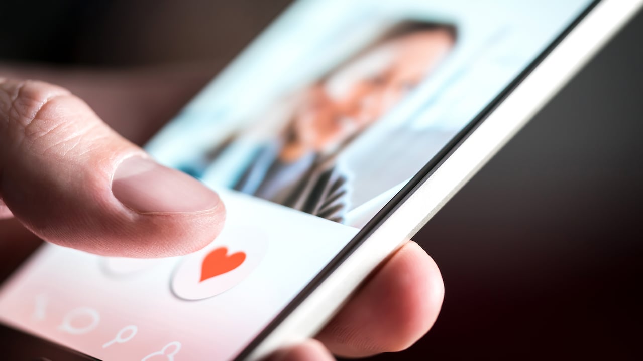 Retocar fotos y preparar el primer mensaje son algunas de las prácticas que ganan terreno en las apps.