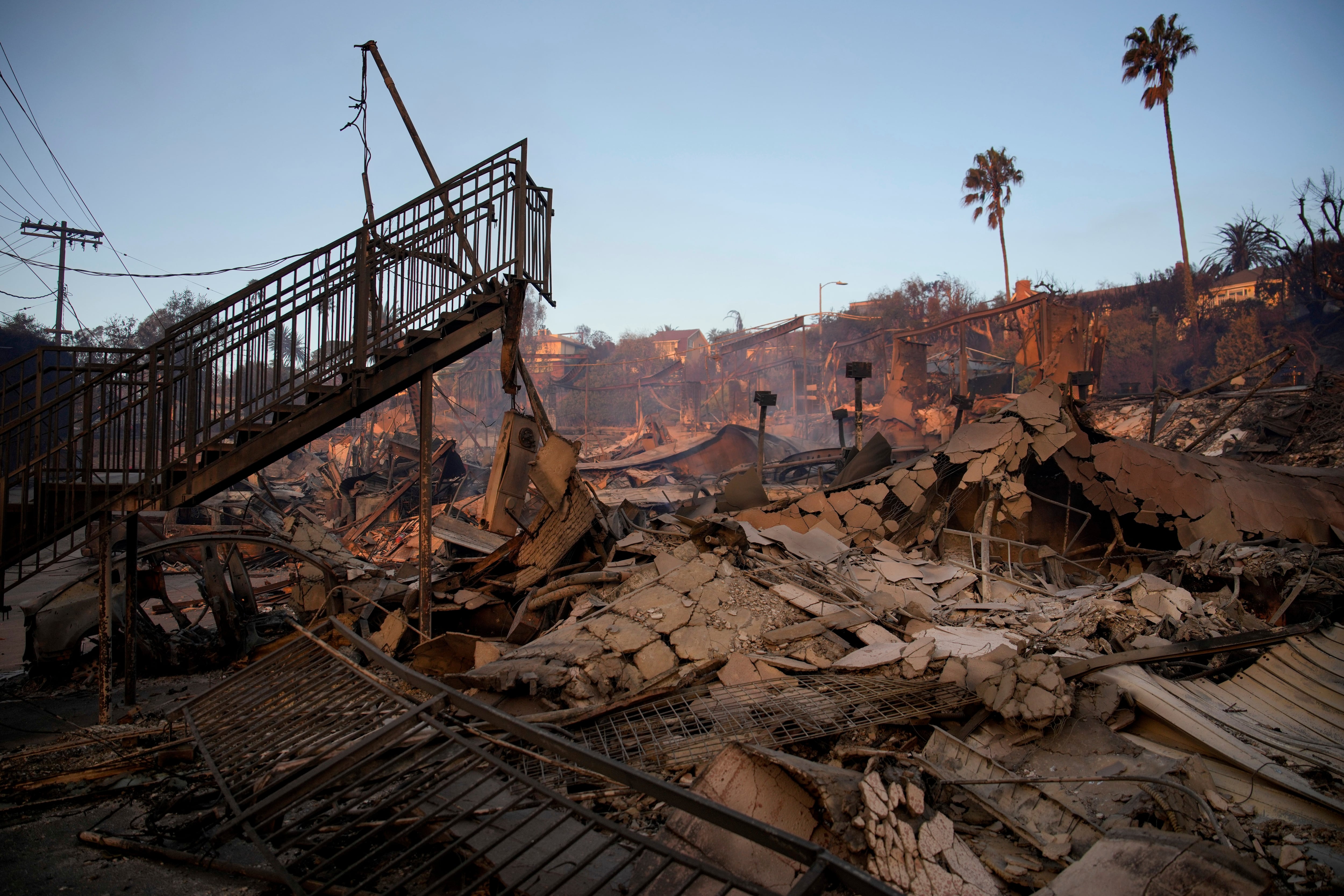 Una brisa suave ofrece un respiro temporal a los bomberos de Los Ángeles en su lucha contra los incendios forestales.