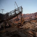 Una escalera de pie en una propiedad que fue destrozada por un incendio que arrasó el vecindario de Pacific Palisades, en Los Ángeles, California, el viernes 10 de enero de 2025.