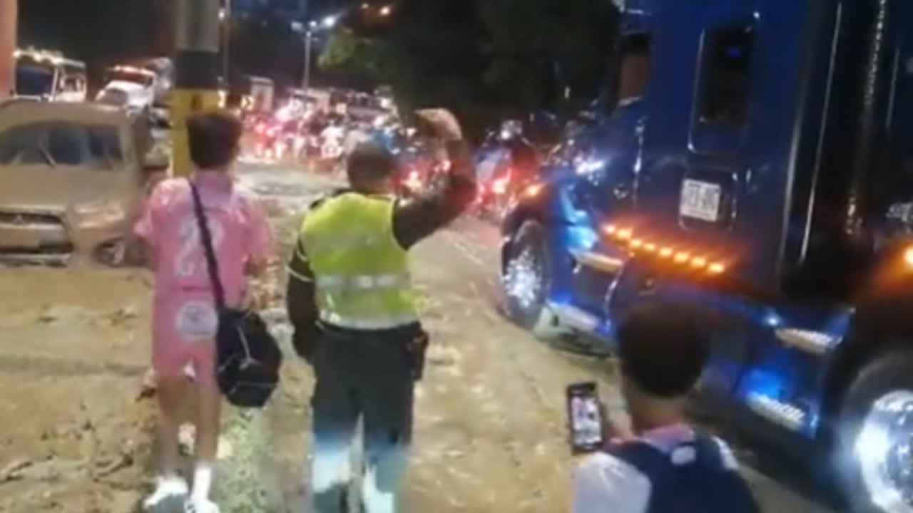 Deslizamiento de tierra genera demoras en la autopista Medellín - Bogotá.