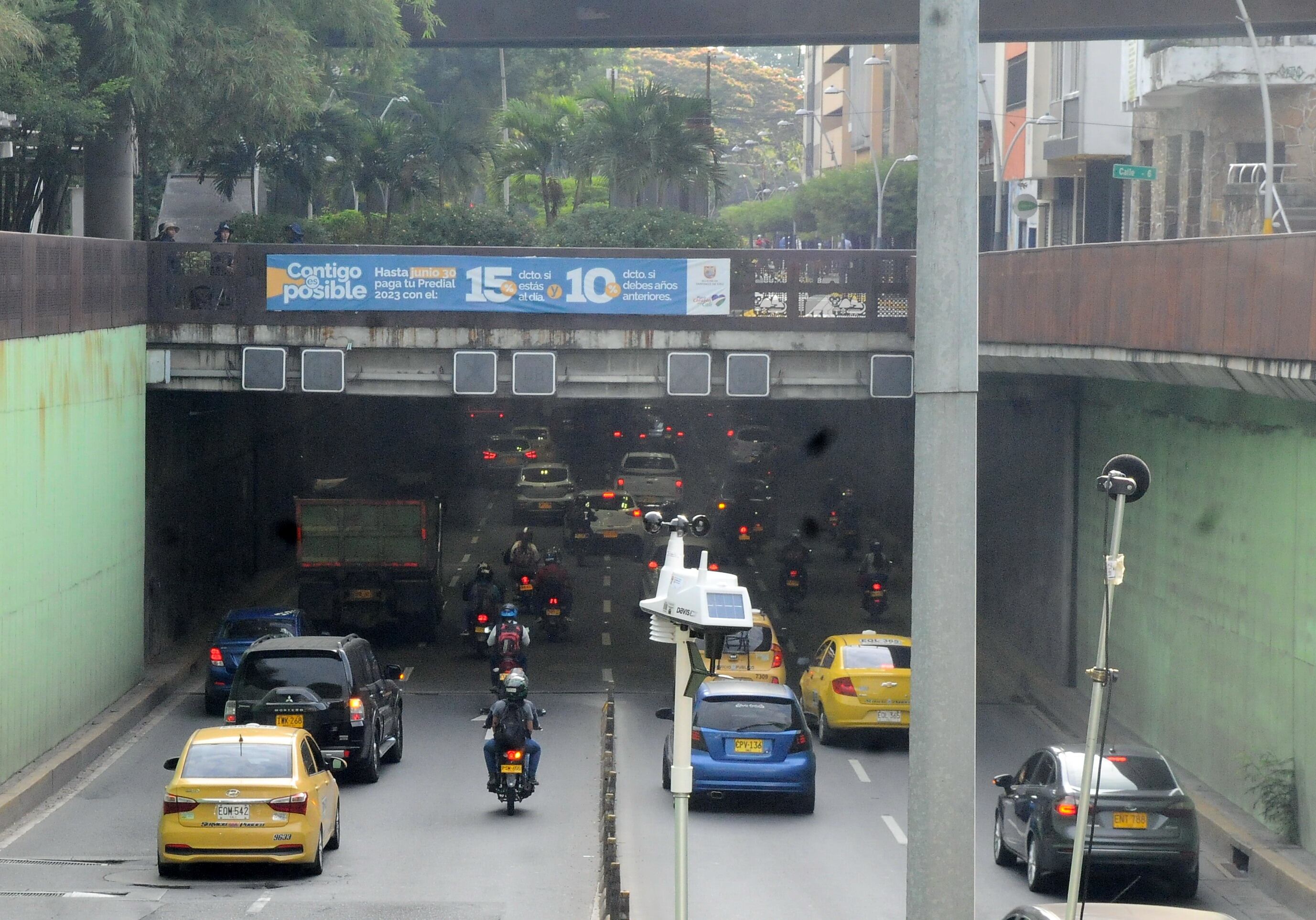 Cali: Medición de ruido ambiental por parte del Dagma en  tres puntos sobre el túnel mundialista con el fin de detectar los grados de contaminación a que están expuestos los caleños, entre otros objetivos de la medición. Foto José L Guzmán. El País, junio 15-23