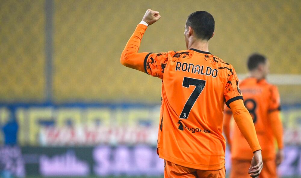 Cristiano Ronaldo, de la Juventus, festeja luego de anotar uno de sus dos tantos frente al Parma, en un encuentro de la Serie A italiana, el sábado 19 de diciembre de 2020 (Massimo Paolone/LaPresse via AP)