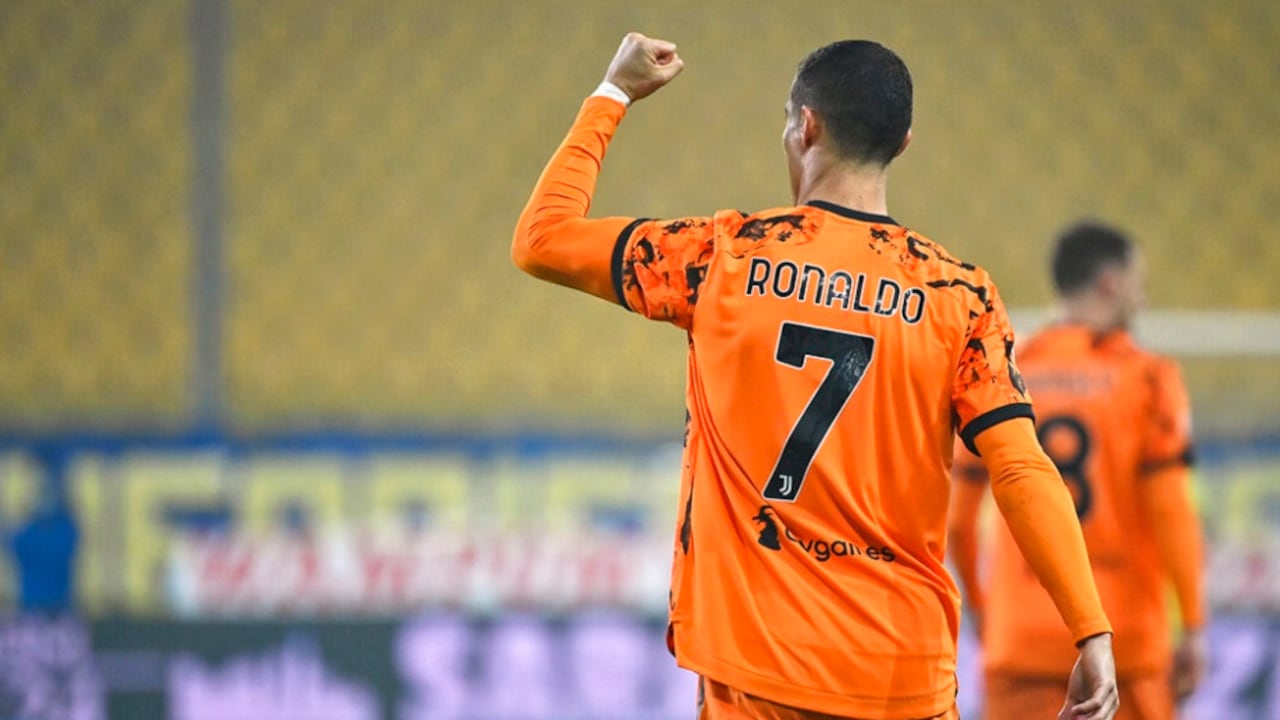 Cristiano Ronaldo, de la Juventus, festeja luego de anotar uno de sus dos tantos frente al Parma, en un encuentro de la Serie A italiana, el sábado 19 de diciembre de 2020 (Massimo Paolone/LaPresse via AP)