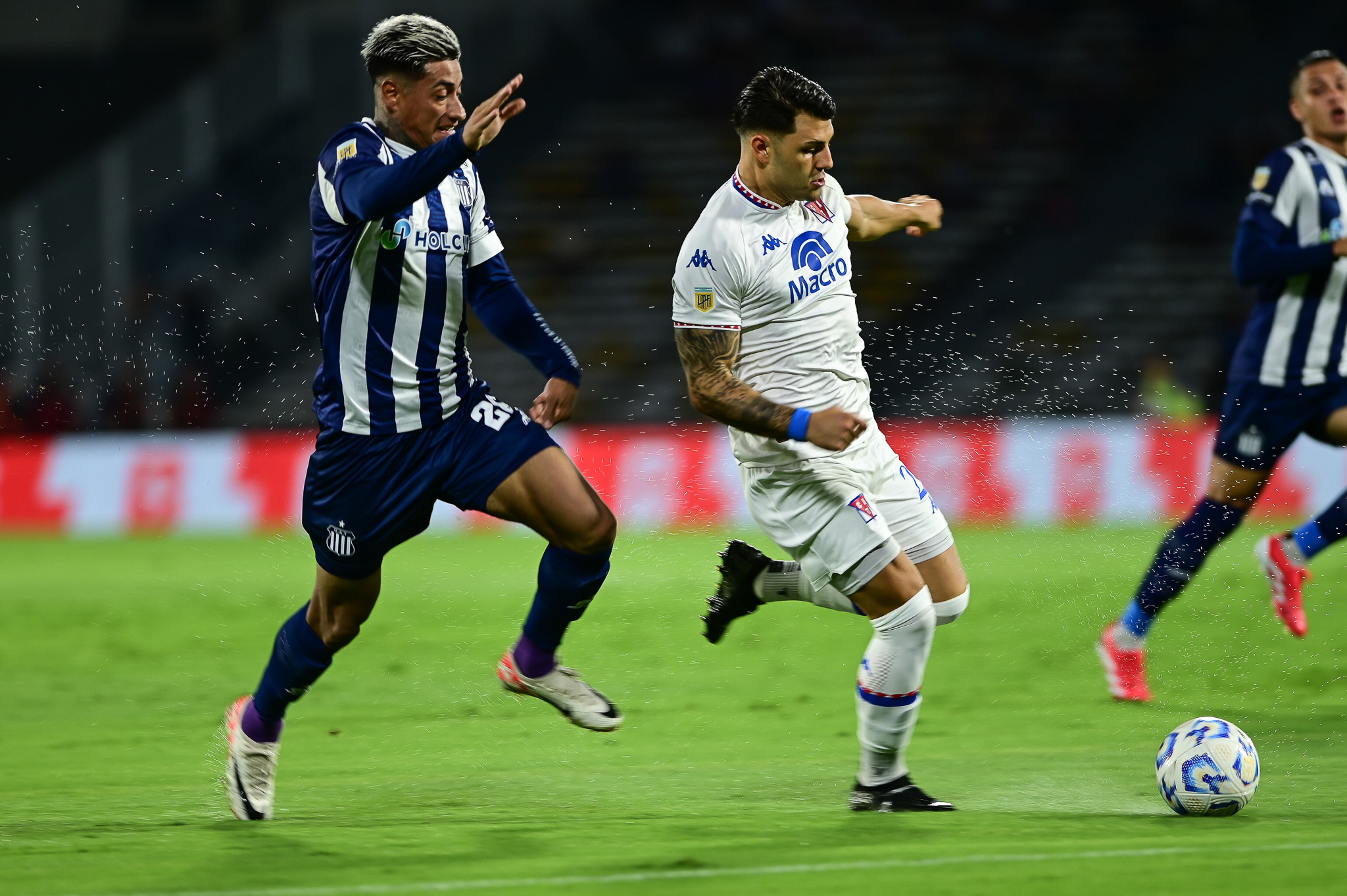 Ignacio Russo (blanco) hijo de Miguel Ángel y jugador activo de Tigres en Argentina.